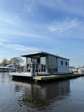 Stoere HOUSEBOAT op toplocatie!